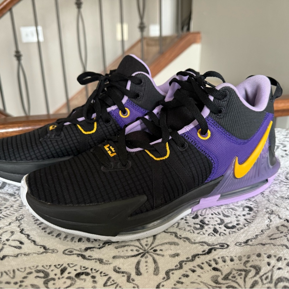 Nike Men’s LeBron James Witness 7 (Size 11)